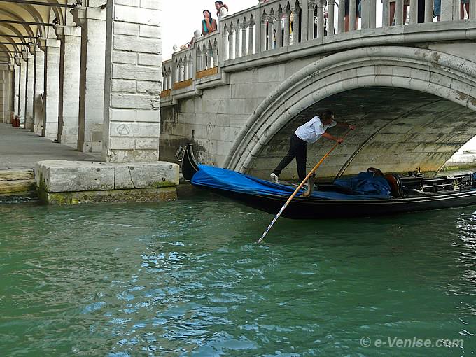 gondolier sous le pont de la paille à Venise