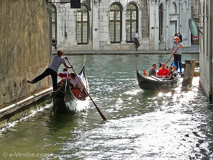 Gondoles et gondoliers rio del Fontego, en face du Palais des Camerlenghi sur le Grand Canal à Venise