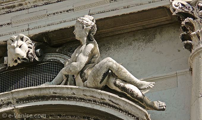 sculpture de Venus ou d'une Muse sur les Procuraties Nuove à  Venise