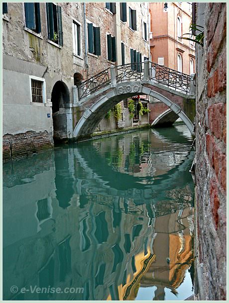 Le rio dei Fuseri, avec au fond le pont de le Colonne dans le sestiere de San Marco à Venise