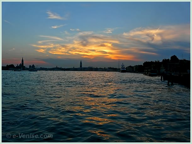 coucher de soleil sur le Bassin de Saint Marc à Venise