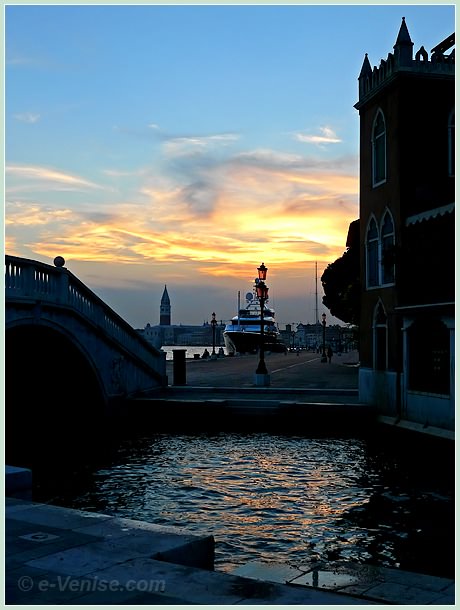 Coucher de soleil sur le rio de San Isepo à Venise