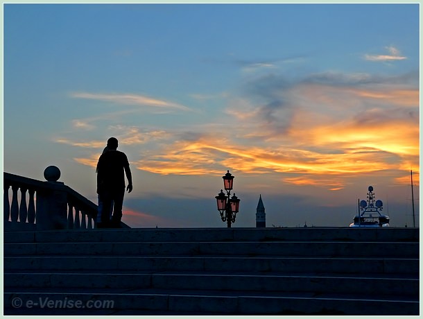 Coucher de soleil et couple d'amoureux sur le pont de la Veneta Marina o de le Cadenre dans le Castello à Venise