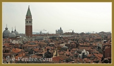 La vue depuis Campanile de Santa Maria Formosa, dans le sestier du Castello à Venise, ici les toits de la basilique Saint Marc et le campanile de Saint Marc.