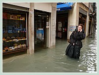 Acqua Alta record du 1er Décembre 2008 à Venise dans le Castello : Et quand on n'a pas de cuissardes (les bottes ne suffisaient plus ici) on improvise, et dans la bonne humeur !