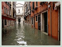 Acqua Alta record du 1er Décembre 2008 à Venise. Le rio Terà avec, au fond, l'église de San Silvestro à San Polo.