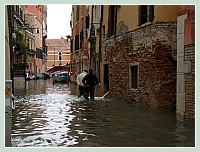 Acqua Alta record du 1er Décembre 2008 à Venise. Le Rio Terà, fort mal nommé ce matin, face au rio dei Frari, dans le sestiere de San Polo.