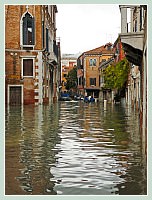 Acqua Alta record du 1er Décembre 2008 à Venise. Le rio de la Frescada et sa fondamenta ainsi que la fondamenta del Forner, toutes deux submergées, dans le sestier de San Polo.