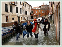 Acqua Alta record du 1er Décembre 2008 à Venise. La Fondamenta de la Toletta dans le Dorsoduro.