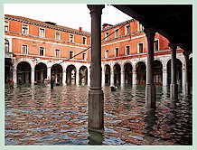 Acqua Alta record du 1er Décembre 2008 à Venise : Le Campo San Giacomo de Rialto