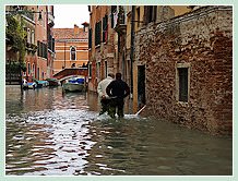 Acqua Alta record du 1er Décembre 2008 à Venise. Le Rio Terà, fort mal nommé ce matin, face au rio dei Frari, dans le sestiere de San Polo
