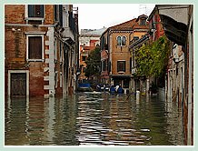 Acqua Alta record du 1er Décembre 2008 à Venise. Le rio de la Frescada et sa fondamenta ainsi que la fondamenta del Forner, toutes deux submergées
