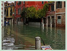 Acqua Alta record du 1er Décembre 2008 à Venise. Le rio de la Frescada et sa fondamenta ainsi que la fondamenta del Forner, toutes deux submergées. Et, contrairement au panneau le rio était ouvert aujourd'hui !