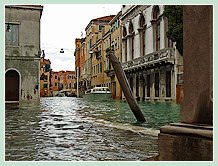Acqua Alta record du 1er Décembre 2008 à Venise. Le rio de Ca' Foscari, débordant sur la fondamenta del Tagiapiera dans le Dorsoduro