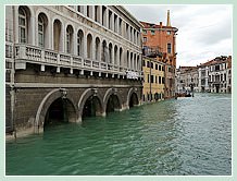 Acqua Alta record du 1er Décembre 2008 à Venise. L'entrée des bateaux de la caserne des pompiers sur le rio de Ca' Foscari, à l'angle du Grand Canal