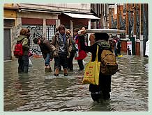 Acqua Alta record du 1er Décembre 2008 à Venise. Calle de la Toletta dans le Dorsoduro