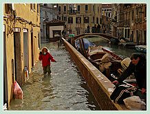 Acqua Alta record du 1er Décembre 2008 à Venise : Daniela sur la Fondamenta dei Preti dans le Castello