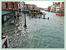 Acqua Alta record du 1er Décembre 2008 à Venise : Au pied du Rialto, les deux rives, del Ferro et de l'autre côté, del Vin, totalement recouvertes