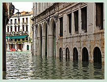 Acqua Alta record du 1er Décembre 2008 à Venise : Le Palais dei Camerlenghi et sa calle, la Naranzaria, devenue un rio adjacent au Grand Canal