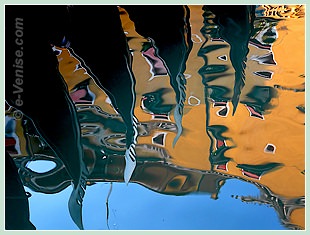 Les reflets des gondoles sur le Bacino Orseolo à Venise