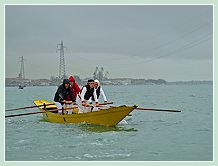 La Régate des Sandoli à quatre rameuses à Venise : ici, avant la course, ces concurrentes s'approchent de la ligne de départ