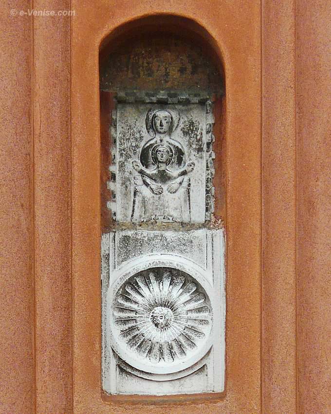 bas relief du XIIIe siècle représentant une Madone sur un trône et qui tient dans ses bras un enfant aux bras grands ouverts de type Kyriotissa - Campanile de San Felice