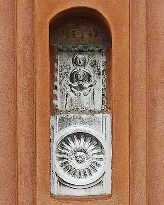 bas relief du XIIIe siècle représentant une Madone sur un trône et qui tient dans ses bras un enfant aux bras grands ouverts de type Kyriotissa - Campanile de San Felice