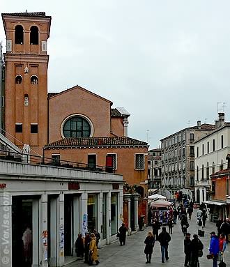 Le campanile de San Felice le long de la Strada Nova à Venise
