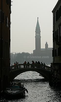 Même dans la brume, le campanile de San Giorgio Maggiore est toujours très présent