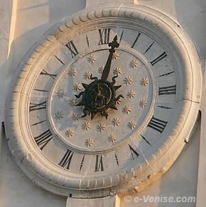 L'horloge du Campanile dei Greci à Venise