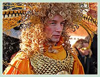 Carnaval de Venise : “Belle” en plumes, des vraies, devant l'hôtel Danieli sur la Riva degli Schiavoni