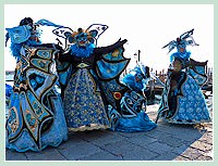 Carnaval de Venise : des papillons bleu turquoise et souriants voletaient et tourbillonnaient sur la Piazzetta San Marco