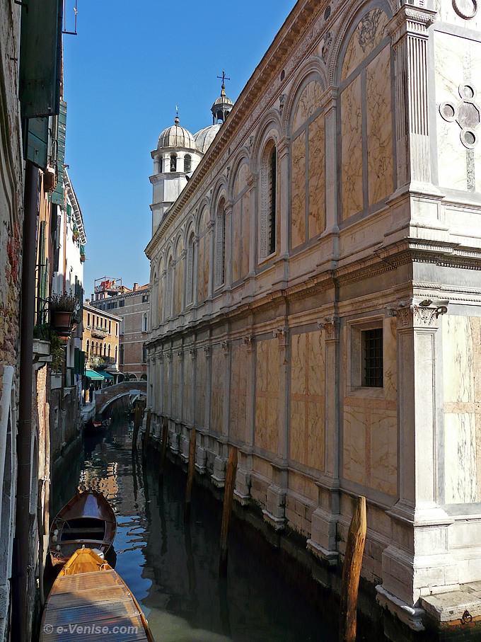 église Santa Maria dei Miracoli Sainte Marie des Miracles à Venise, façade sur le rio des Miracoli