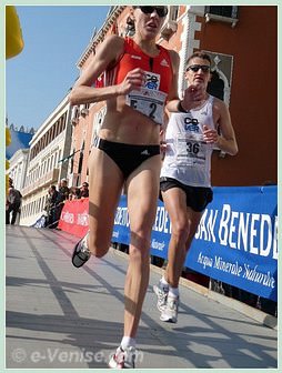 Kalovics Aniko arrivée 1re du 23e Marathon de Venise 2008, le VeniceMarathon