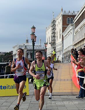La joie des marathoniens à l'arrivée