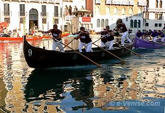 La  Caorlina de l'équipage vainqueur de la Regata Storica 2007, celui représentant l'île de Burano