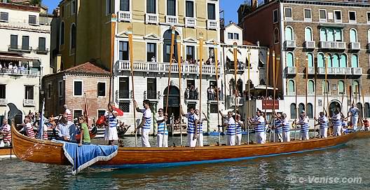 Régate Historique de Venise - La disdotona des Canottieri Francesco Querini à 18 rameurs