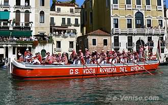 Le beau bateau des rameurs de la Brenta