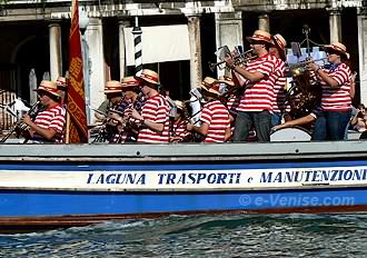 Les barques de musiciens, comme en 1844 !