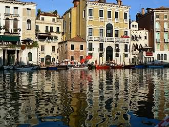 Les bateaux des spectateurs tout le long du Grand Canal