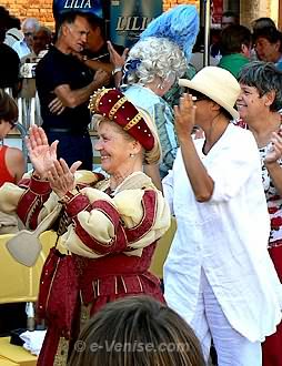Joie et bonne humeur à la Regata Storica avec en costume d'époque les membres de l'association Venezia et Venice
