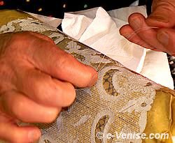 Emma Vidal en train de broder dentelle burano