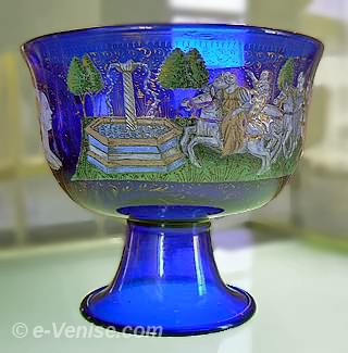 Coupe de mariage Angelo Barovier 1470 en verre bleu <br />émaillé avec des émaux polychromes