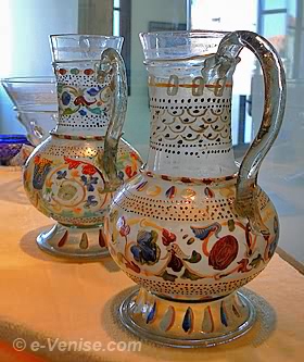 Cruches décorées d'émaux polychromes au four et feuilles d'or fin XVe siècle Musée du Verre de Murano