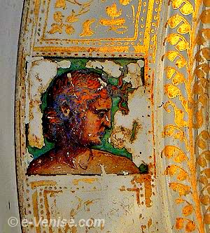 Détail d'un plat du XVe siècle, émail et feuille d'or