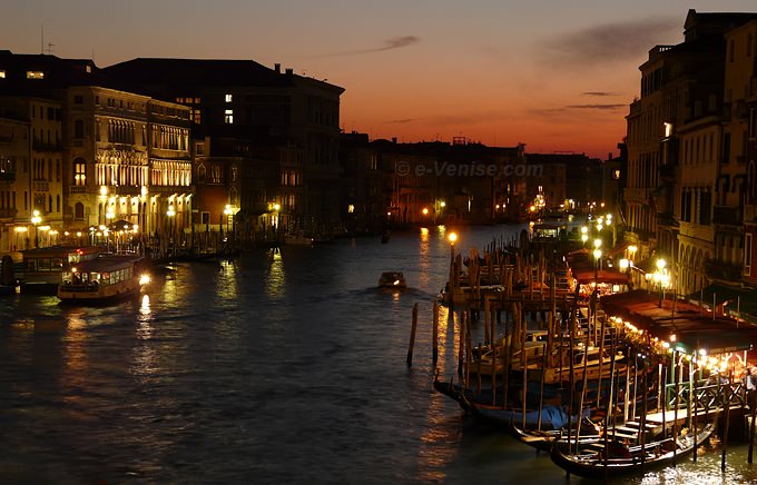 Le Grand Canal depuis le pont du rialto à Venise