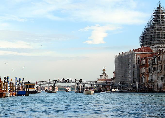 Le Pont Votif pour la Fête della Salute sur le Grand Canal à Venise Le Pont Votif pour la Fête della Salute sur le Grand Canal à Venise