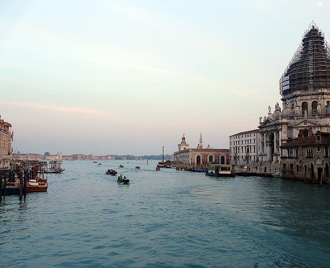 Grand Canal à Venise depuis le Pont Votif de la Fête de la SaluteGrand Canal à Venise depuis le Pont Votif de la Fête de la Salute Grand Canal à Venise depuis le Pont Votif de la Fête de la Salute