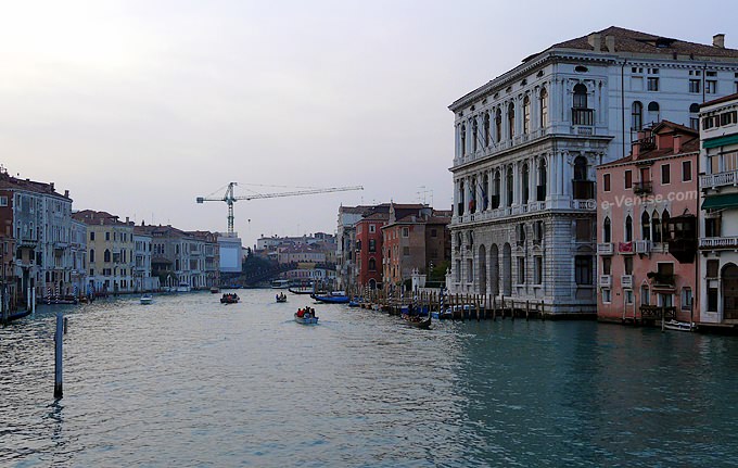 Grand Canal à Venise depuis le Pont Votif de la Fête de la Salute Grand Canal à Venise depuis le Pont Votif de la Fête de la Salute