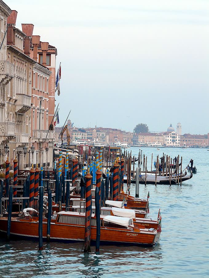 Grand Canal à Venise depuis le Pont Votif de la Fête de la Salute Grand Canal à Venise depuis le Pont Votif de la Fête de la Salute